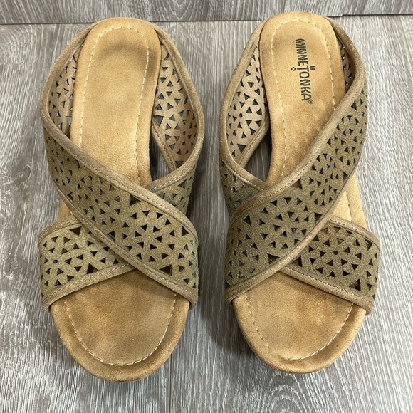 Minnetonka Lainey Laser Cut Suede Leather Cork Wedge Sandal Tan 9 - Picture 2 of 15